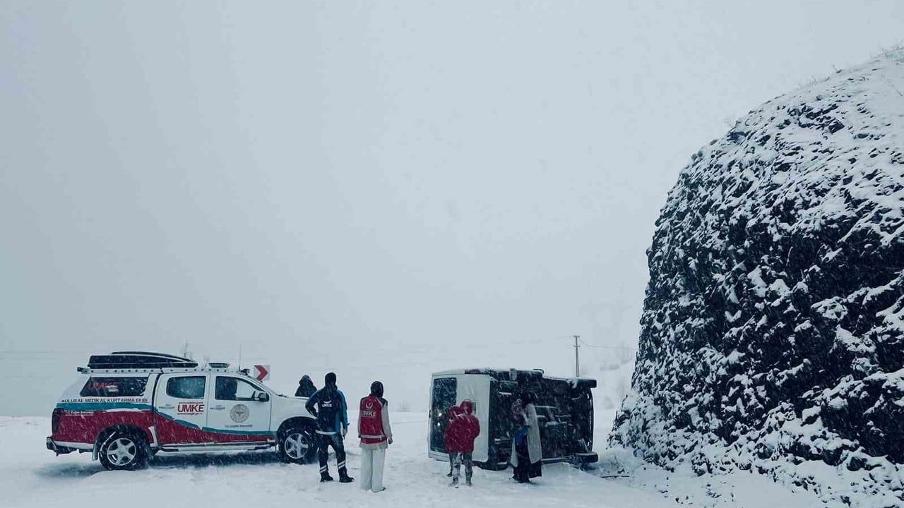 Siirt’in Baykan ilçesinde minibüs devrildi: 6 kişi yaralandı