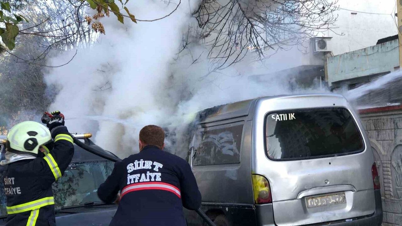 Siirt merkezde park halindeki kamyonet alevlere teslim oldu