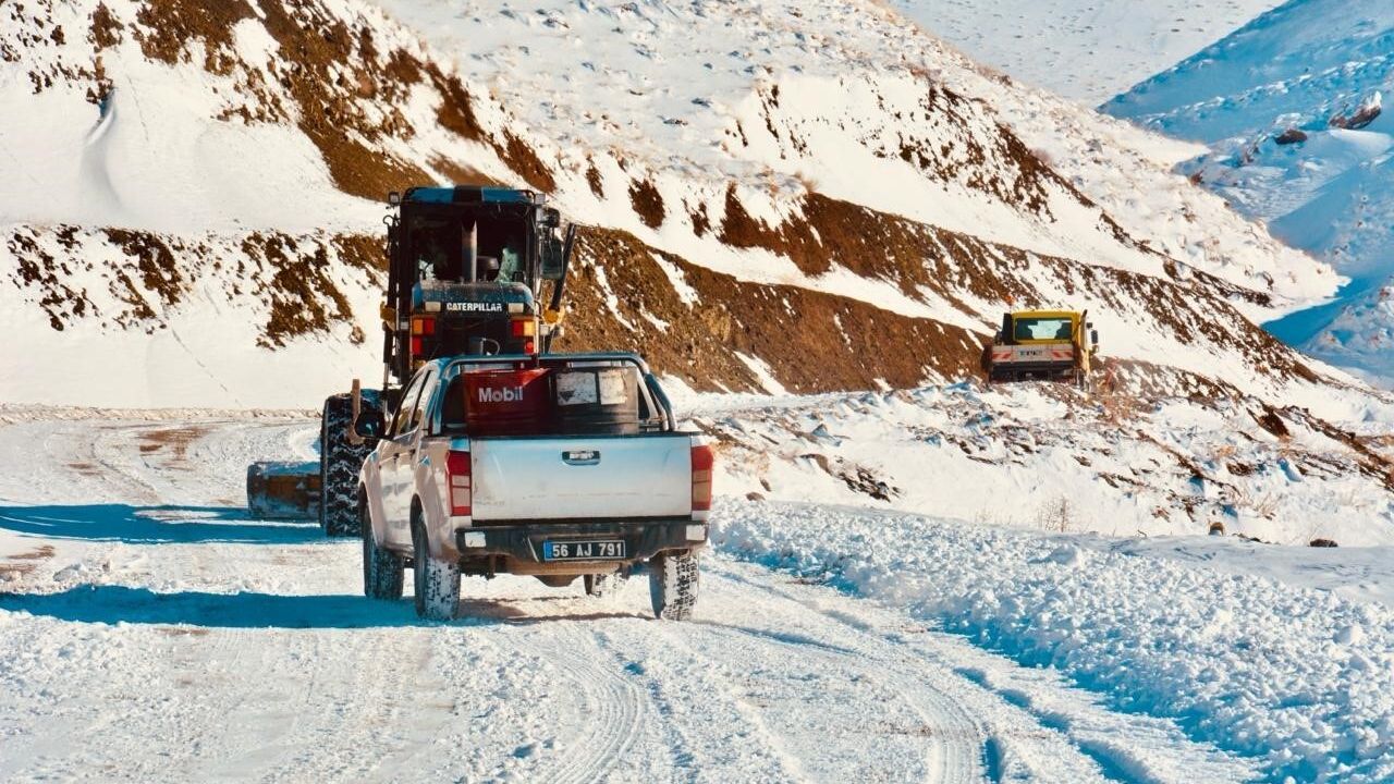 Siirt Pervari'de 10 köy ve Pervari-Van yolunda kar nedeniyle ulaşım kesildi