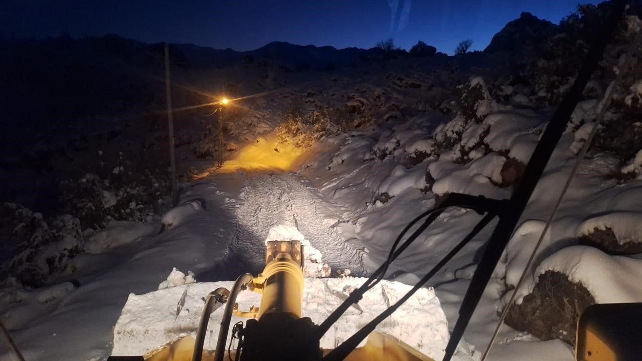 Siirt Pervari'de yoğun kar: Solunum hastası ve minibüs kurtarıldı
