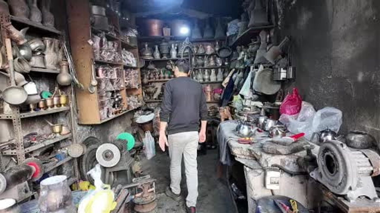 Siirt'te 6 yaşında başladığı bakırcılığı yaklaşık 44 yıldır sürdürüyor