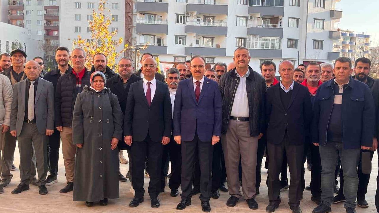 Siirt'te Çiftçilere 25 bin 700 Fıstık ve 4 bin 300 Trabzon Hurması Fidanı Dağıtıldı