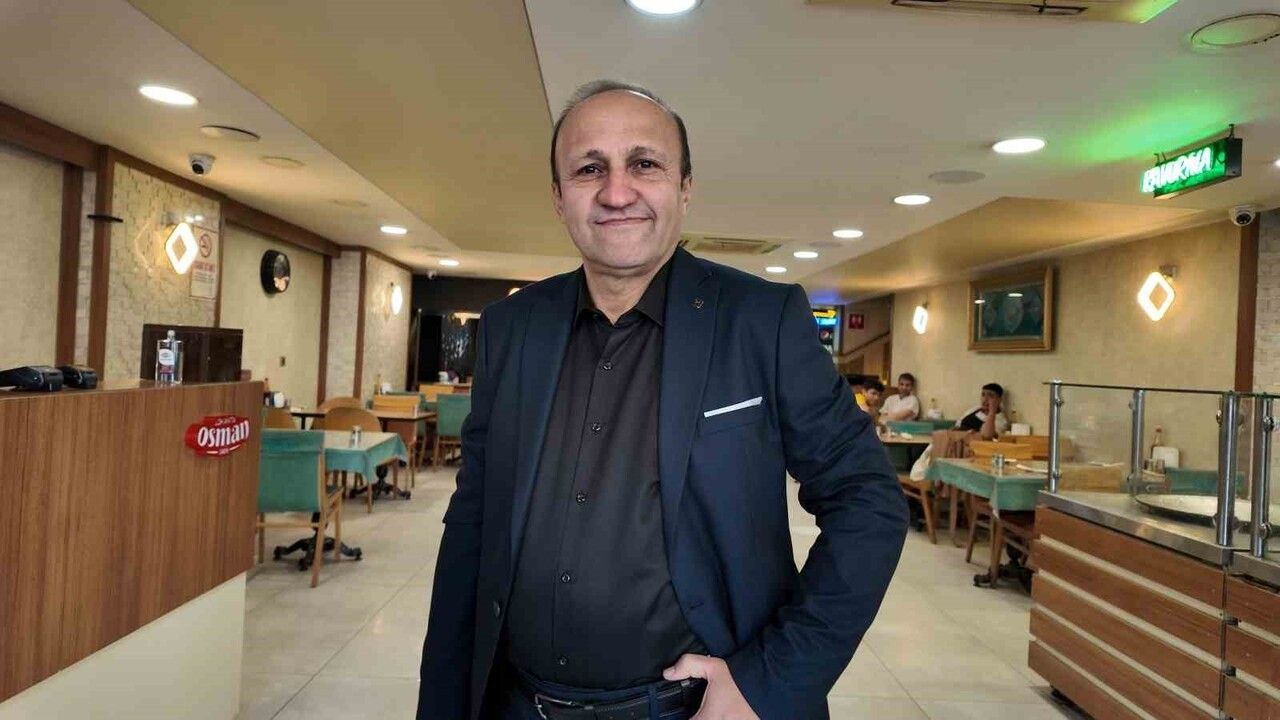 Siirt'te eğitimini sürdüren Nijeryalı Micheal, lokantada hem servis hem ders