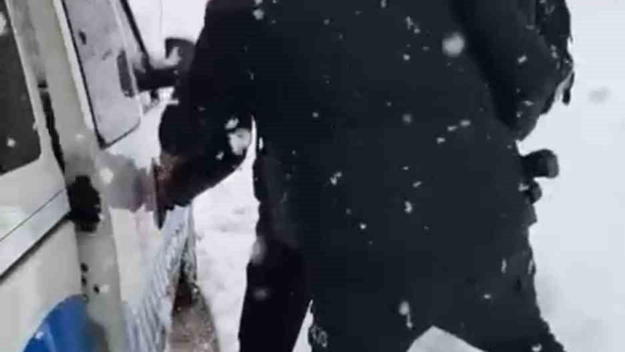 Siirt'te kar ve buzlanma nedeniyle mahsur kalan öğrenciler emniyet ekiplerince tahliye edildi