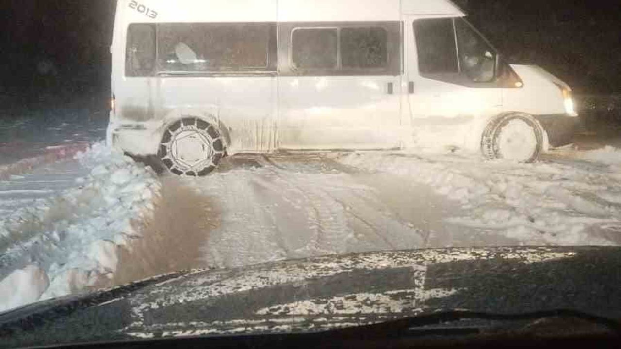 Siirt’te kar ve tipide mahsur kalan 22 kişi 3 saatlik çalışmayla kurtarıldı