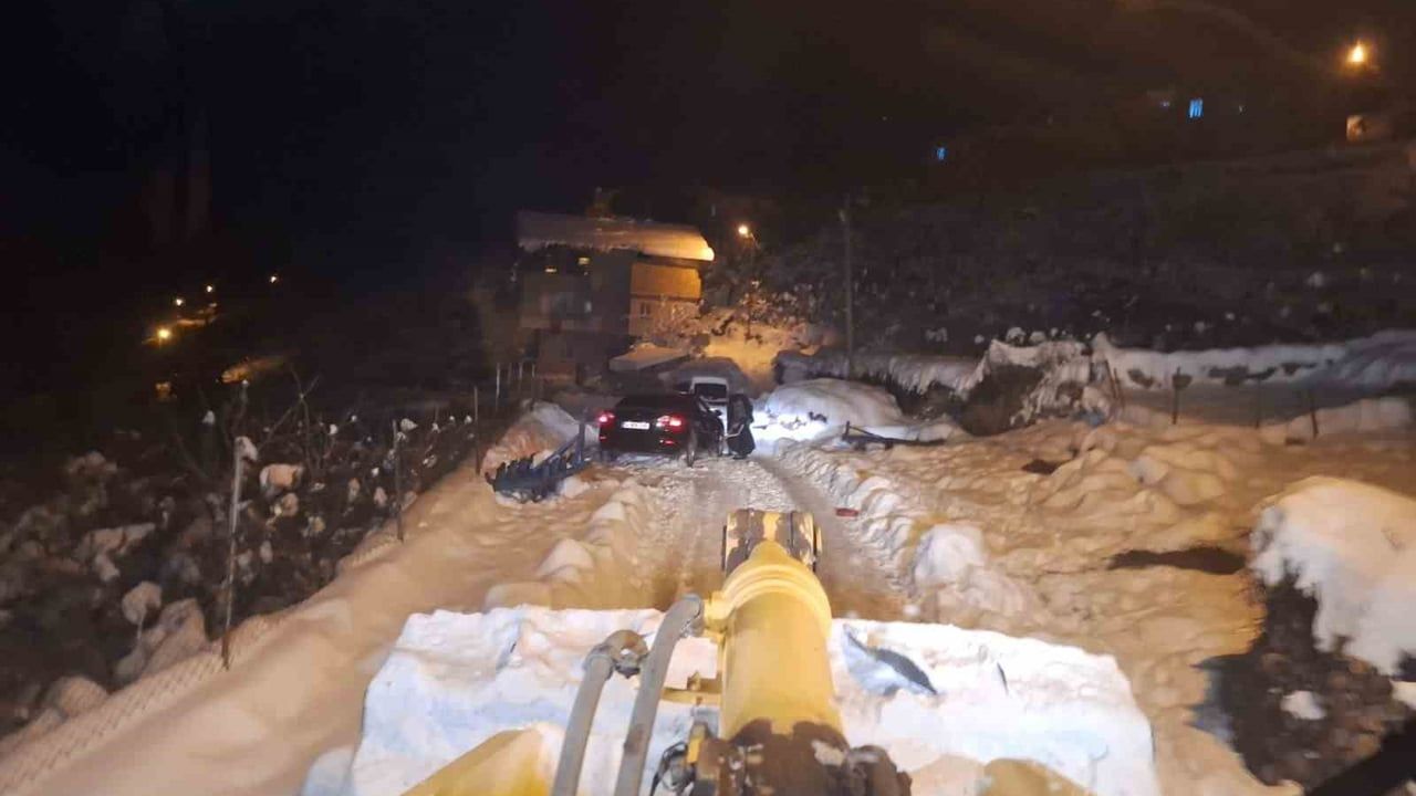 Siirt’te kardan kapanan 278 köy yolu ulaşıma açıldı