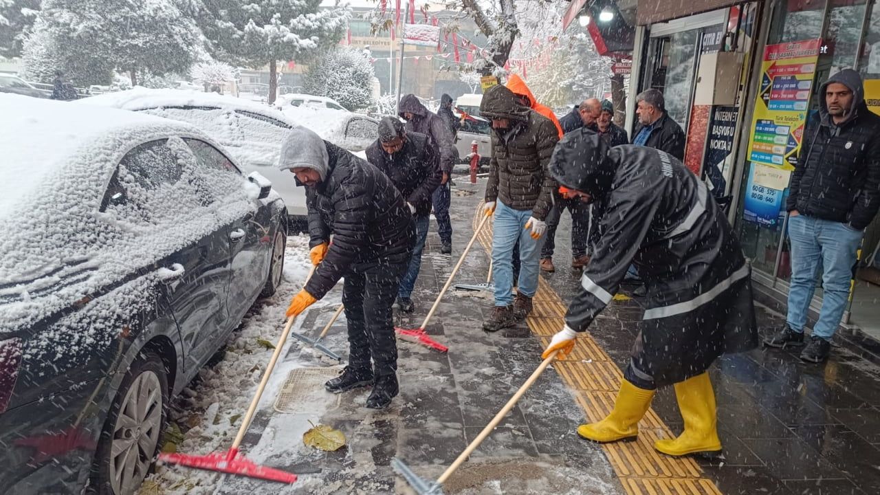 Siirt'te karla mücadele devam ediyor: ekipler 7 gün 24 saat sahada