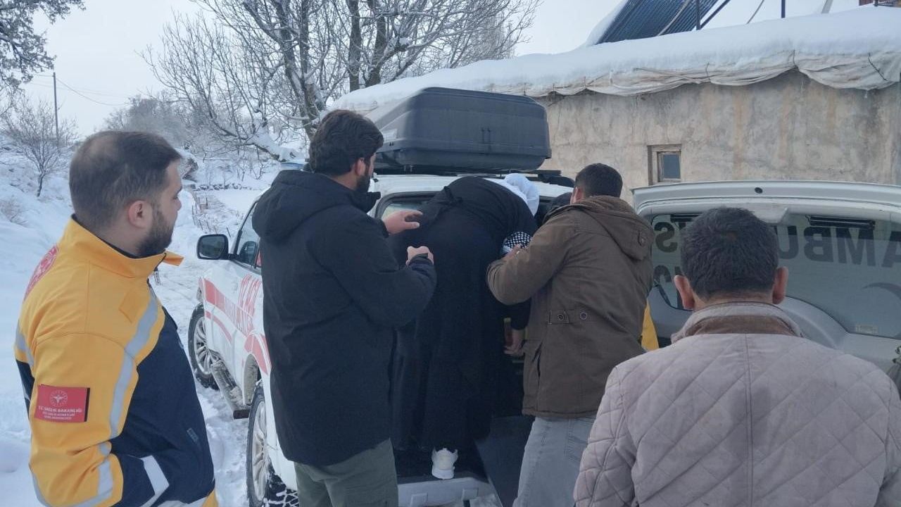 Siirt’te karlı yol açıldı, iç kanama geçiren kadın hastaneye yetiştirildi
