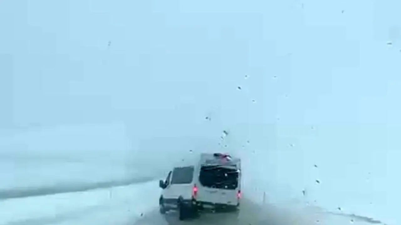 Siirt’te Kurtalan-Batman Karayolu’nda Minibüsün Savrulma Anı Kamerada