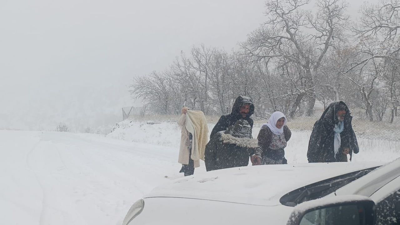 Siirt'te mahsur kalan araç ve ambulans kurtarıldı