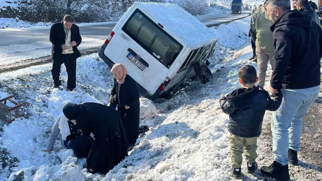 Siirt’te tır ve minibüs devrildi: 4 yaralı