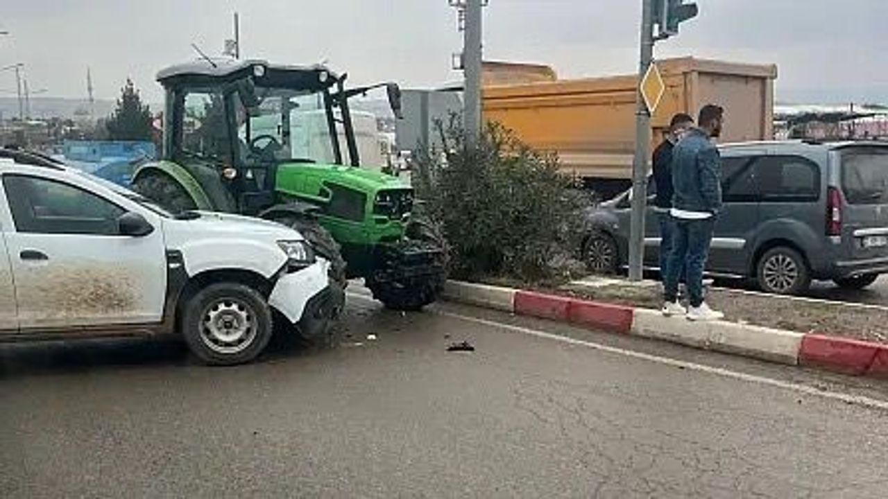 Siirt'te traktör ile otomobil çarpıştı