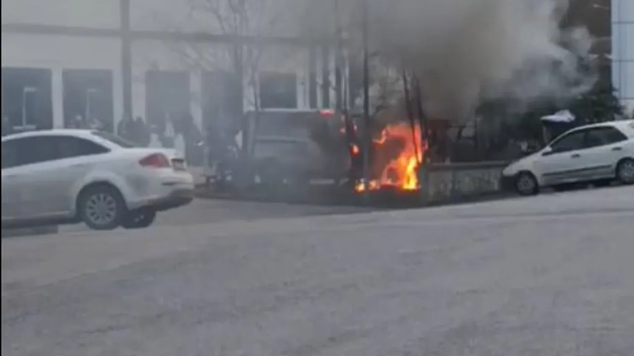 Şile’de Seyir Halindeki Aracın Motorunda Çıkan Yangın Hasara Yol Açtı