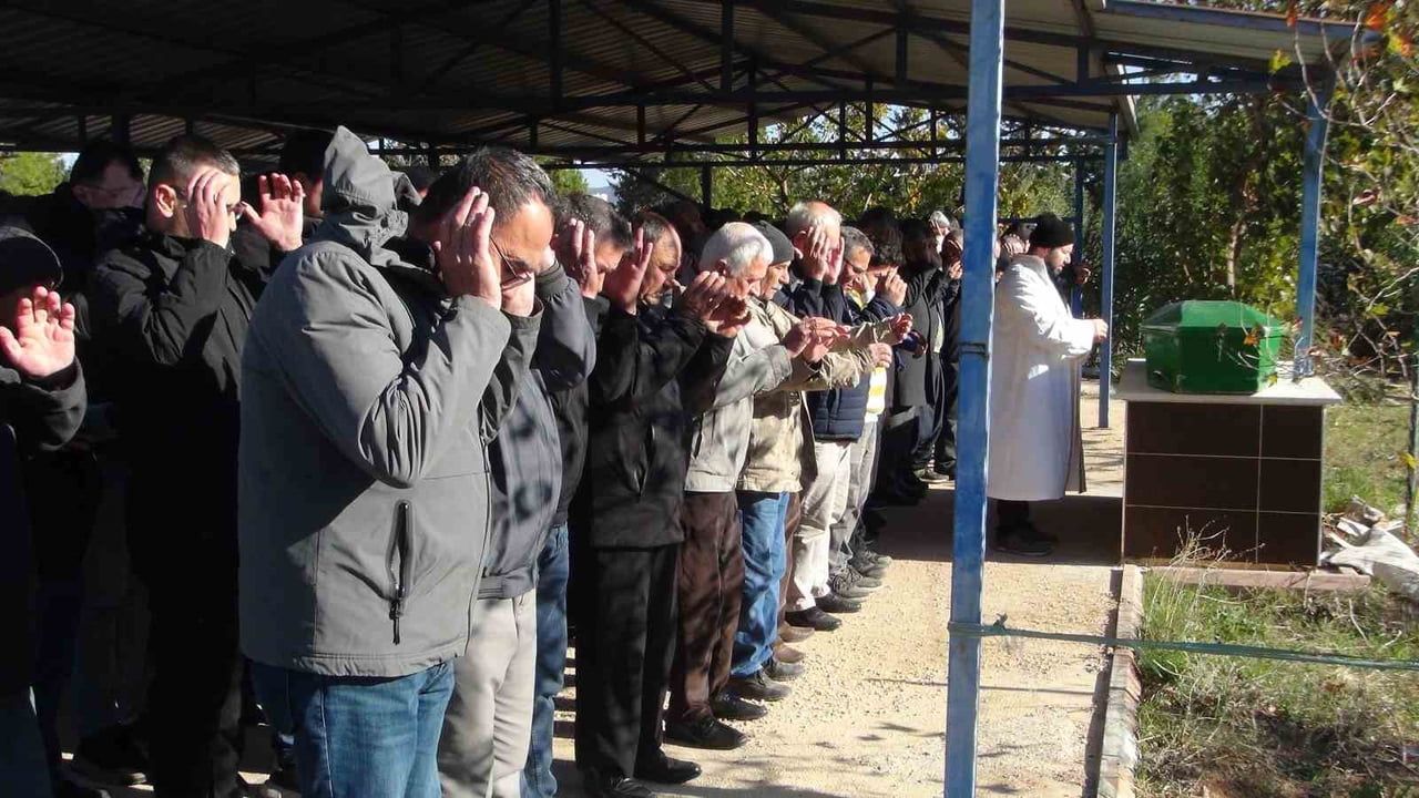 Silifke'de yangında ölen iki kardeş aynı tabutta aynı mezara defnedildi