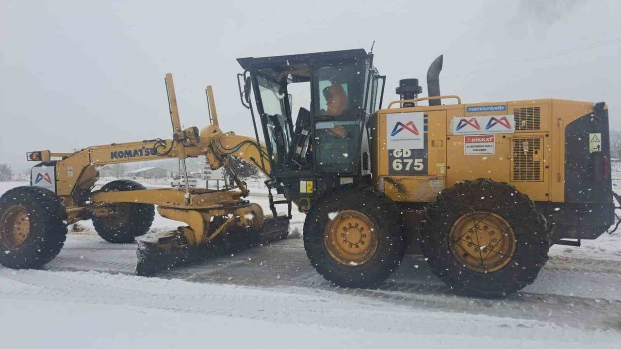 Silifke kırsalında karla mücadele sürüyor