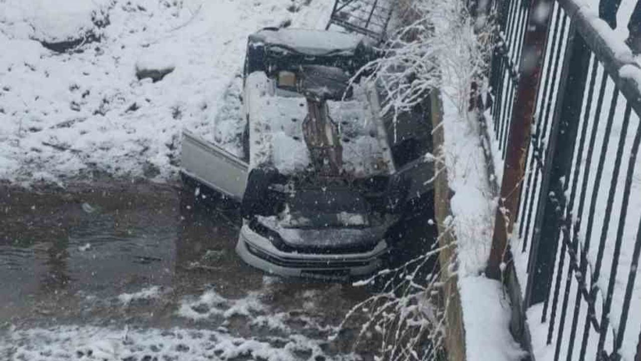 Silvan'da otomobil köprüden düştü: 2 kişi yaralandı