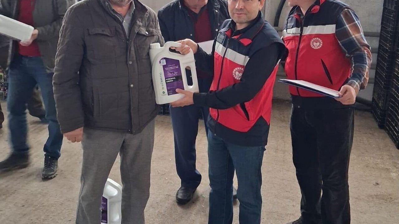 Simav'da 11 sera üreticisine 2,5 ton gübre desteği