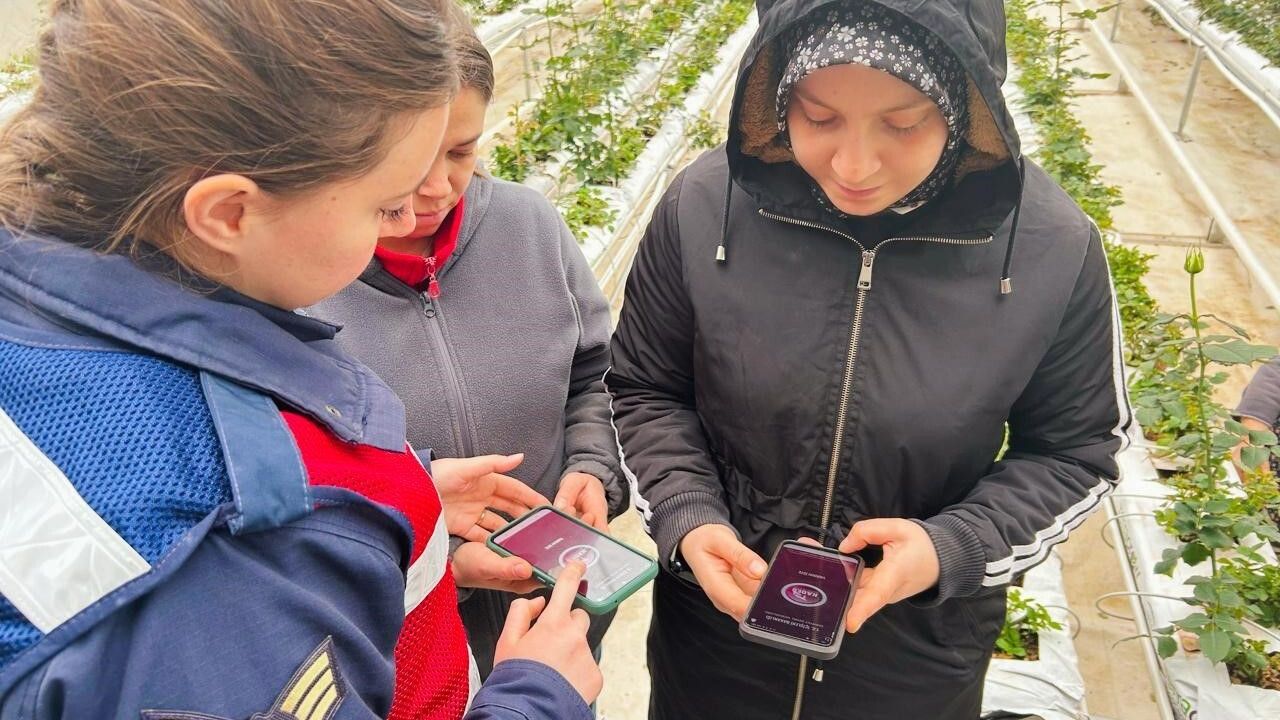 Simav'da çiçek serasında çalışan 54 kadına KADES tanıtımı