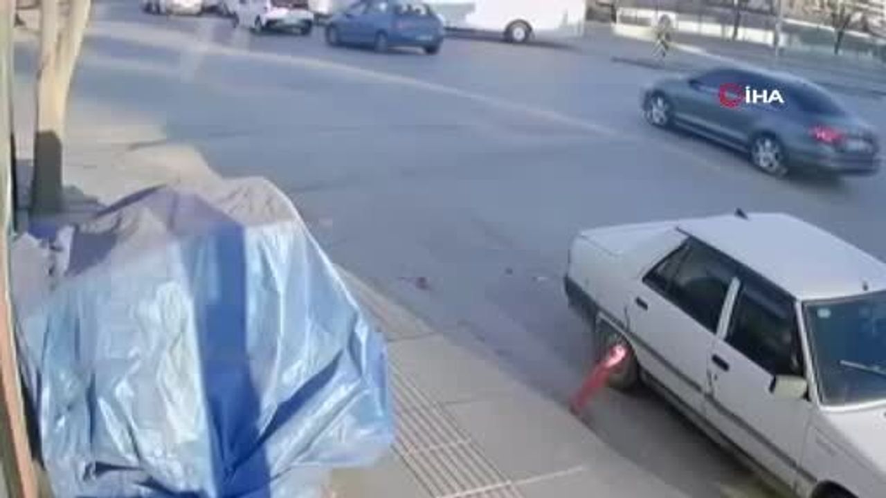 Sincan'da motosiklet kırmızı ışıkta duran otomobile çarptı — 1 yaralı