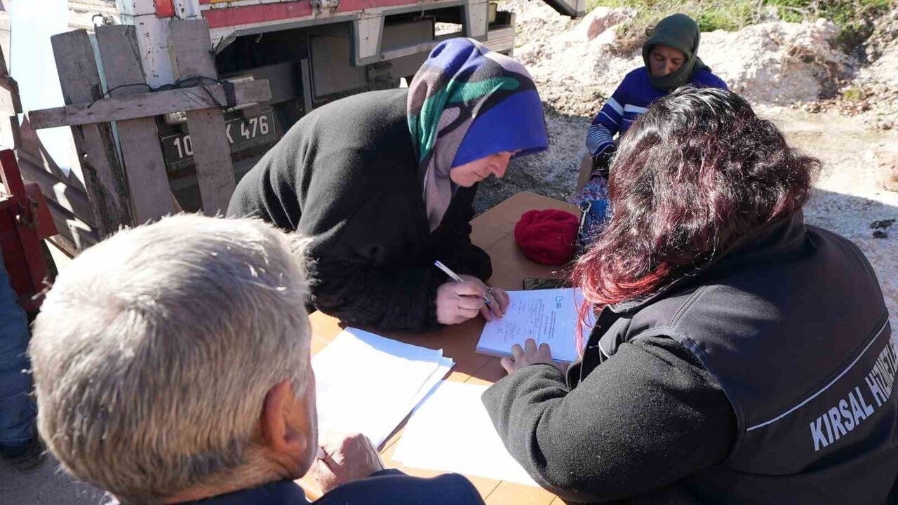 Sındırgı'da 183 üreticiye 915 çuval yem desteği