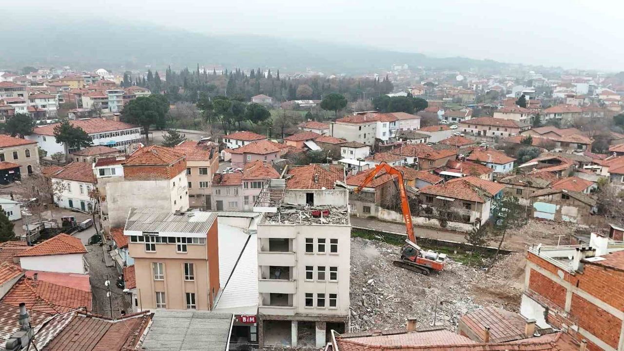 Sındırgı'da ağır hasarlı yapıların kontrollü yıkımı sürüyor