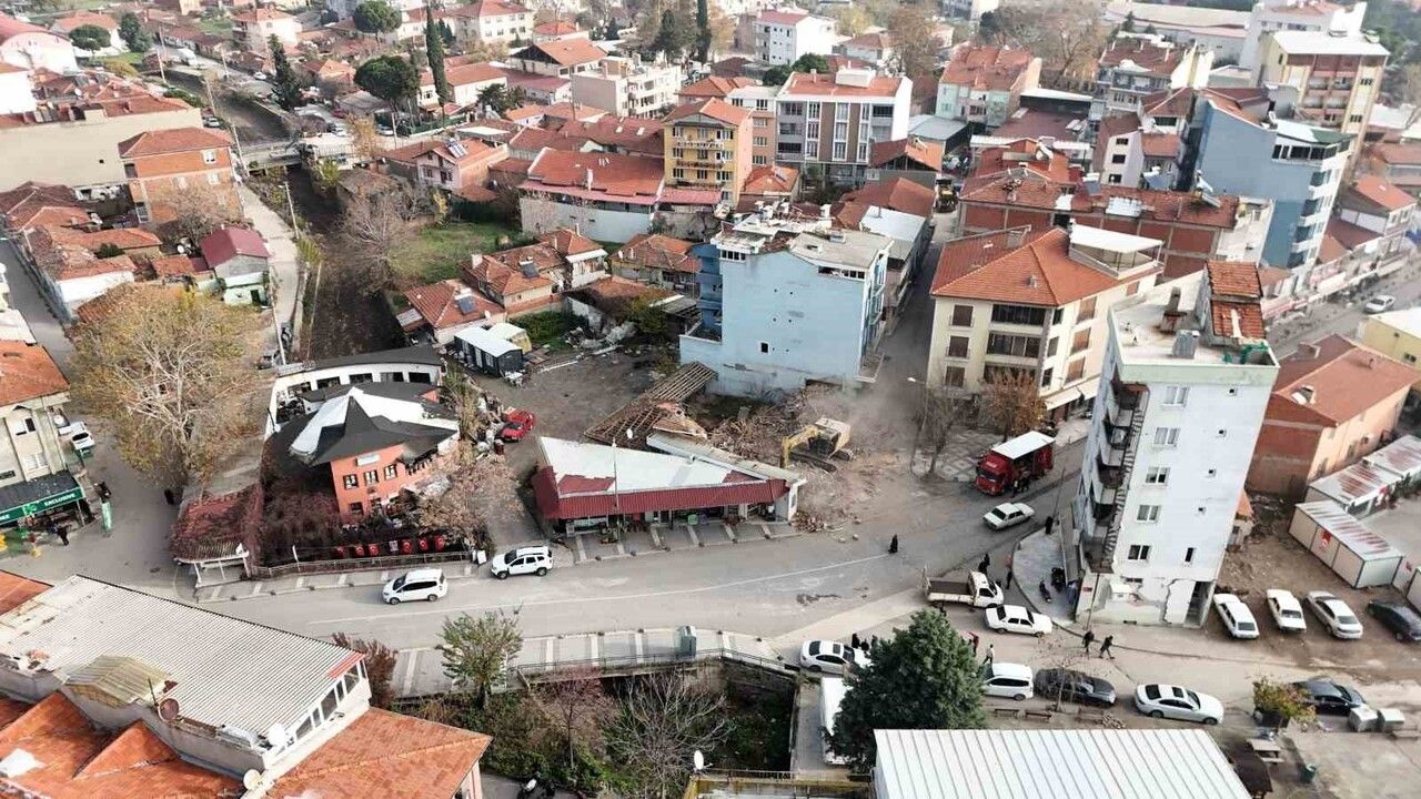 Sındırgı'da deprem hasarlarıyla mücadele sürüyor