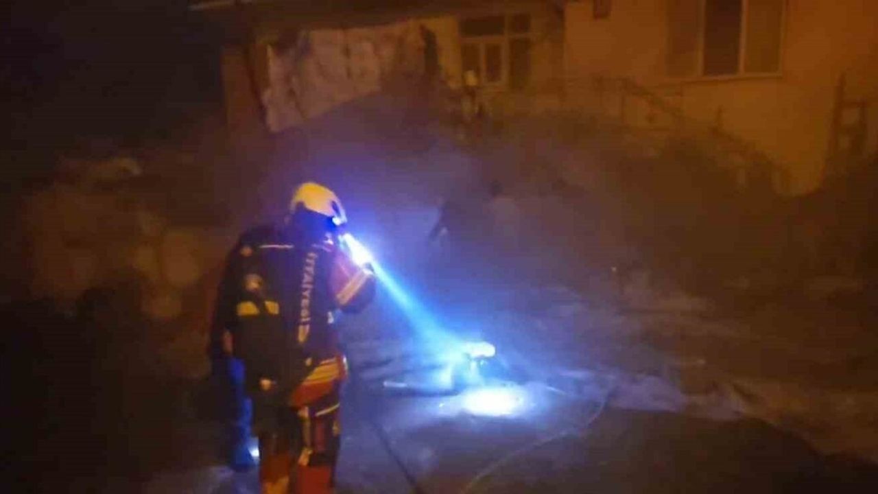 Sındırgı'da ev altındaki hayvan damı ve samanlıkta çıkan yangın kontrol altına alındı