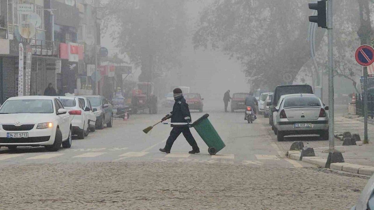 Sındırgı'da Yoğun Sis Trafiği Yavaşlattı