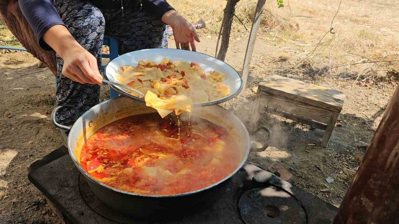 Sındırgı Kocakonak’ta Tarhana Bezdirmesi İmeceyle Hazırlandı
