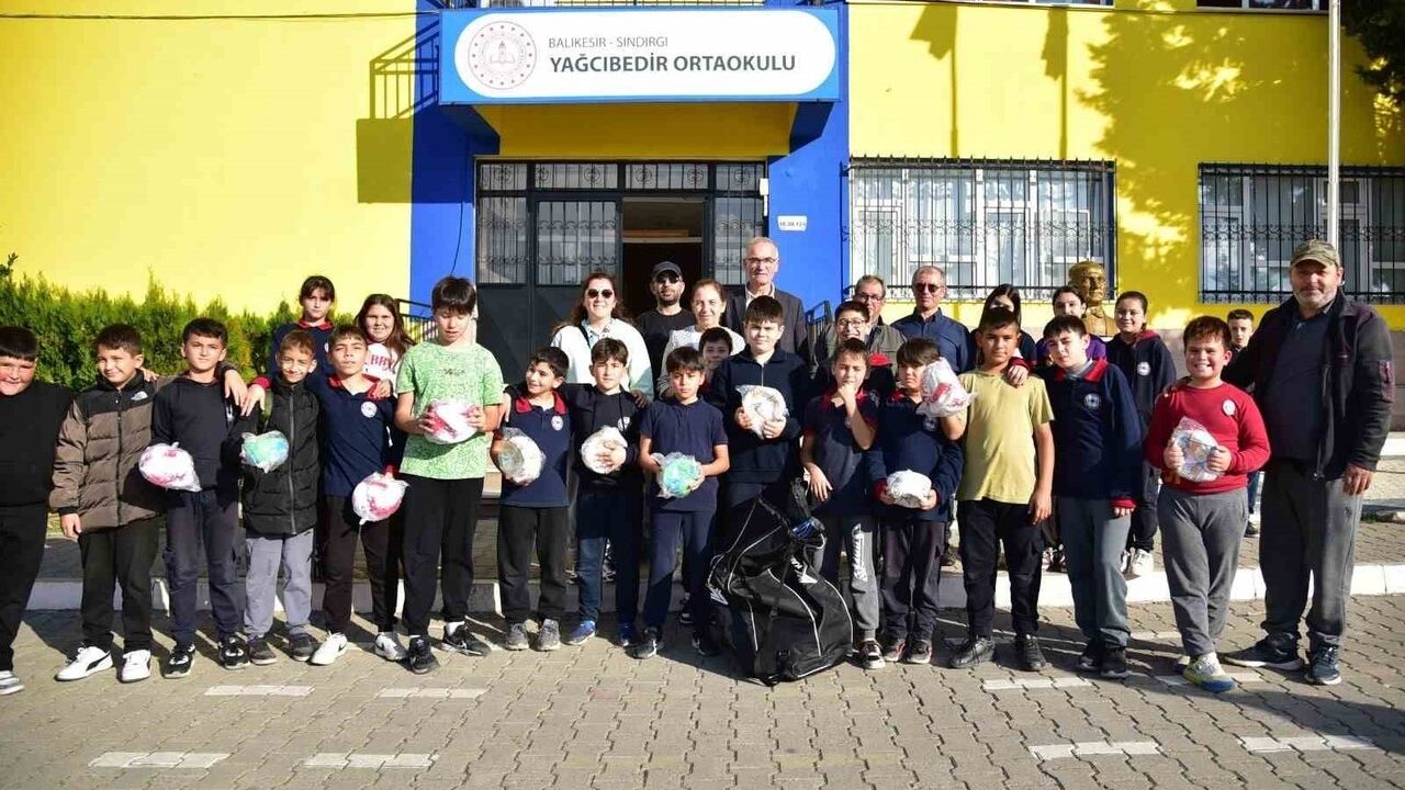 Sındırgı okullarına Büyükşehir'den spor ekipmanı desteği