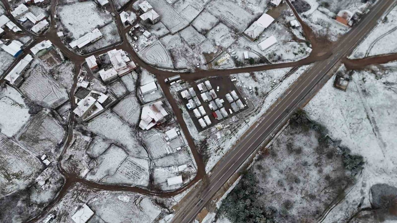 Sındırgı yüksek kesimlerinde kar ve buzlanma hayatı olumsuz etkiledi