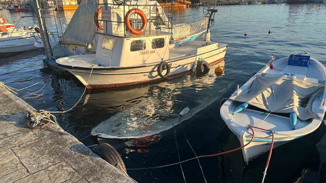 Sinop Limanında Demirli Kayık Su Aldı ve Battı