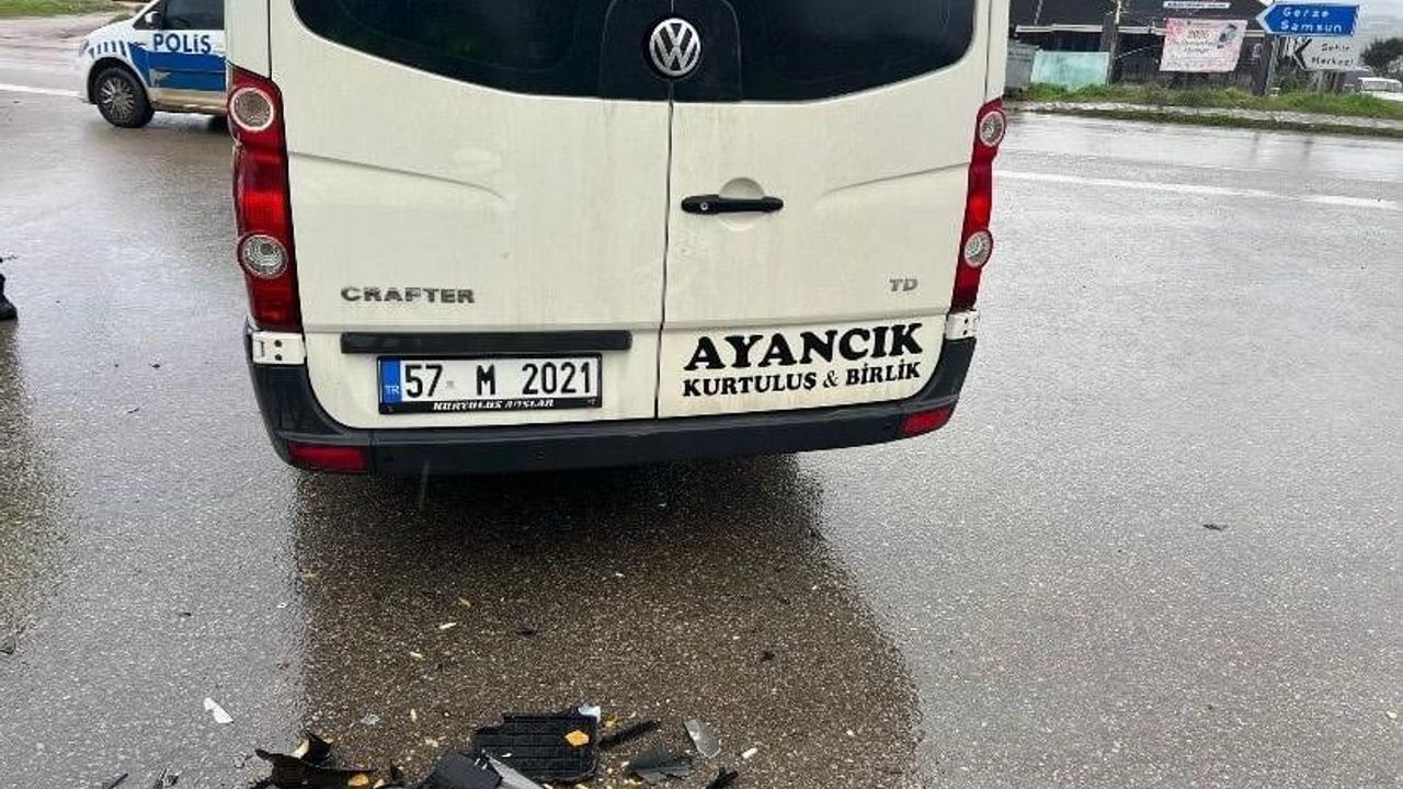 Sinop Otogar Kavşağında Motosiklet-Minibüs Kazası: 1 Yaralı