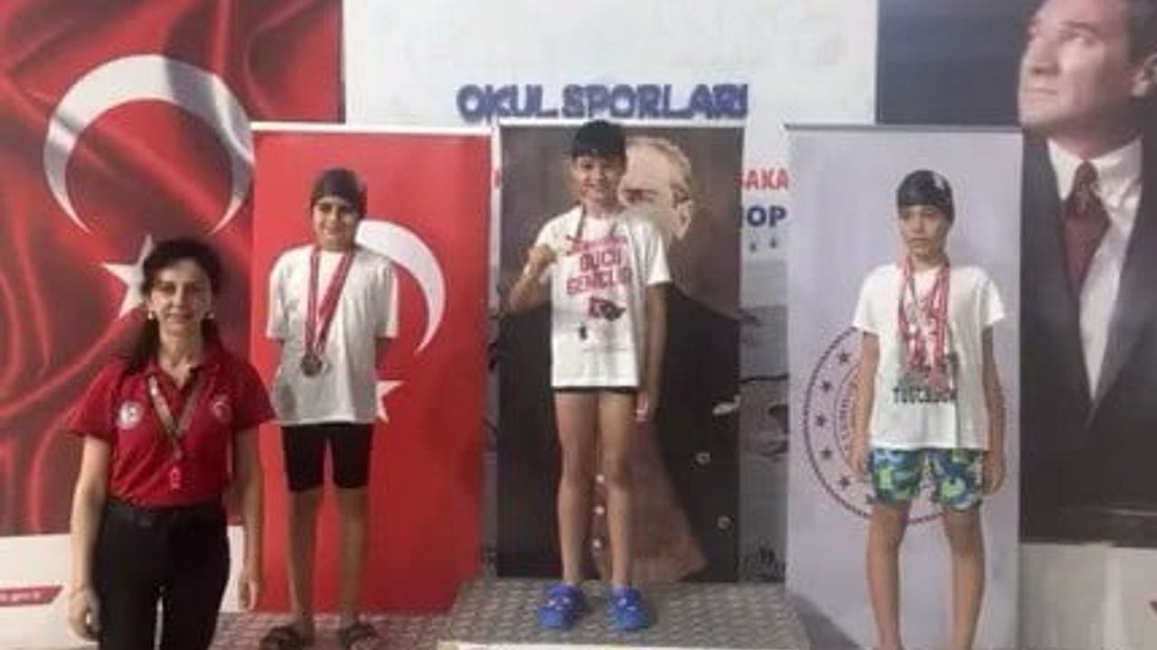 Sinop’ta 7-8-9 Yaş Yüzme İl Birinciliği’nde minikler kıyasıya yarıştı