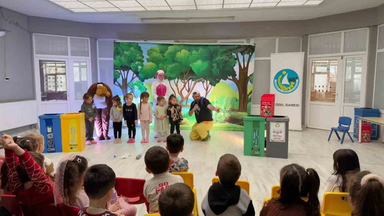 Sinop'ta 'Bora Geri Dönüşüm Yolunda' tiyatrosu çevre bilinci aşılıyor