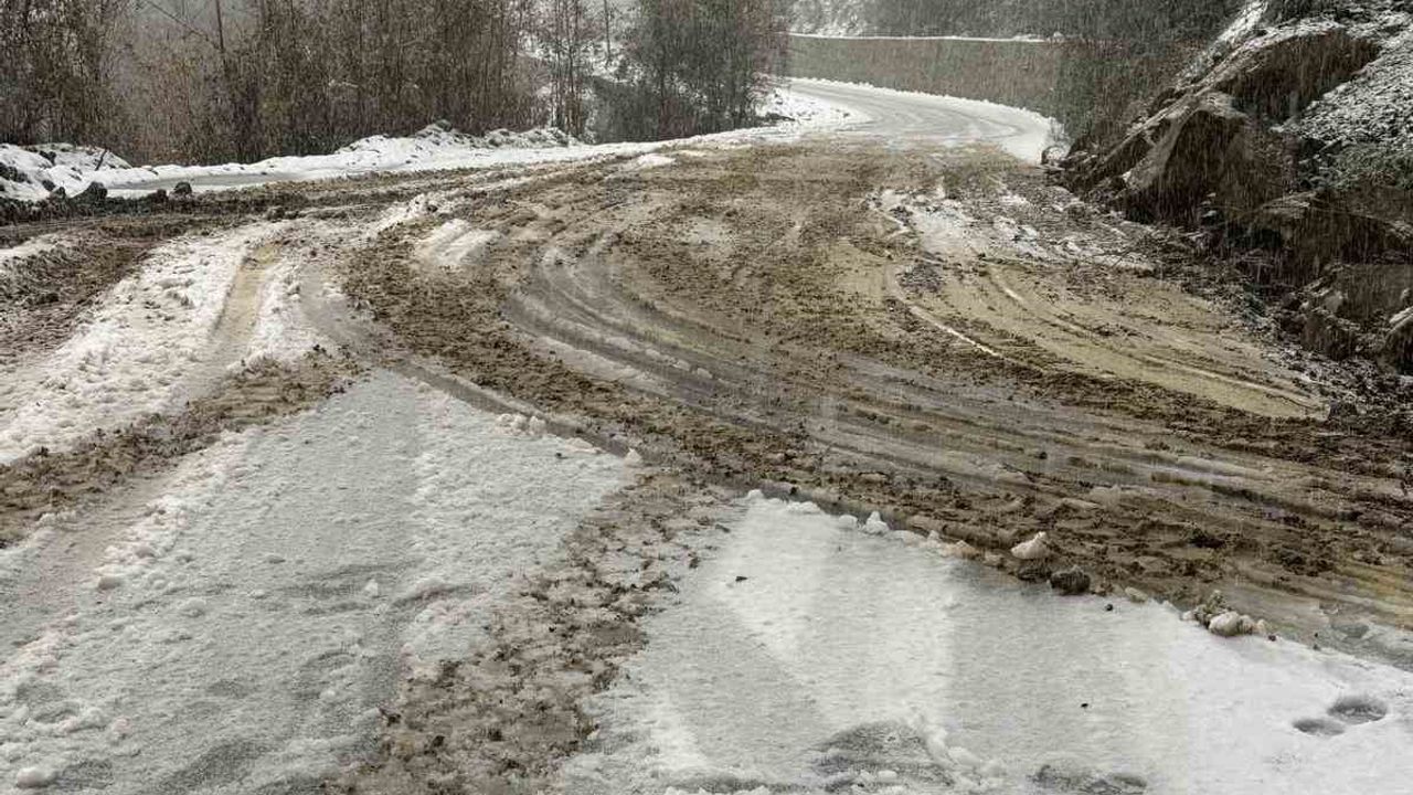 Sinop’ta Düzler-Celaller grup yolunda heyelan ulaşıma kapattı