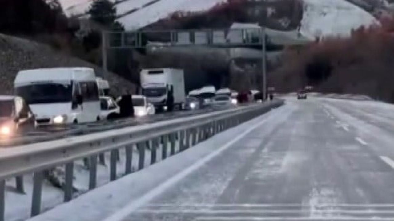 Sinop’ta Lala Mevkii’nde buzlanma ulaşımı aksattı