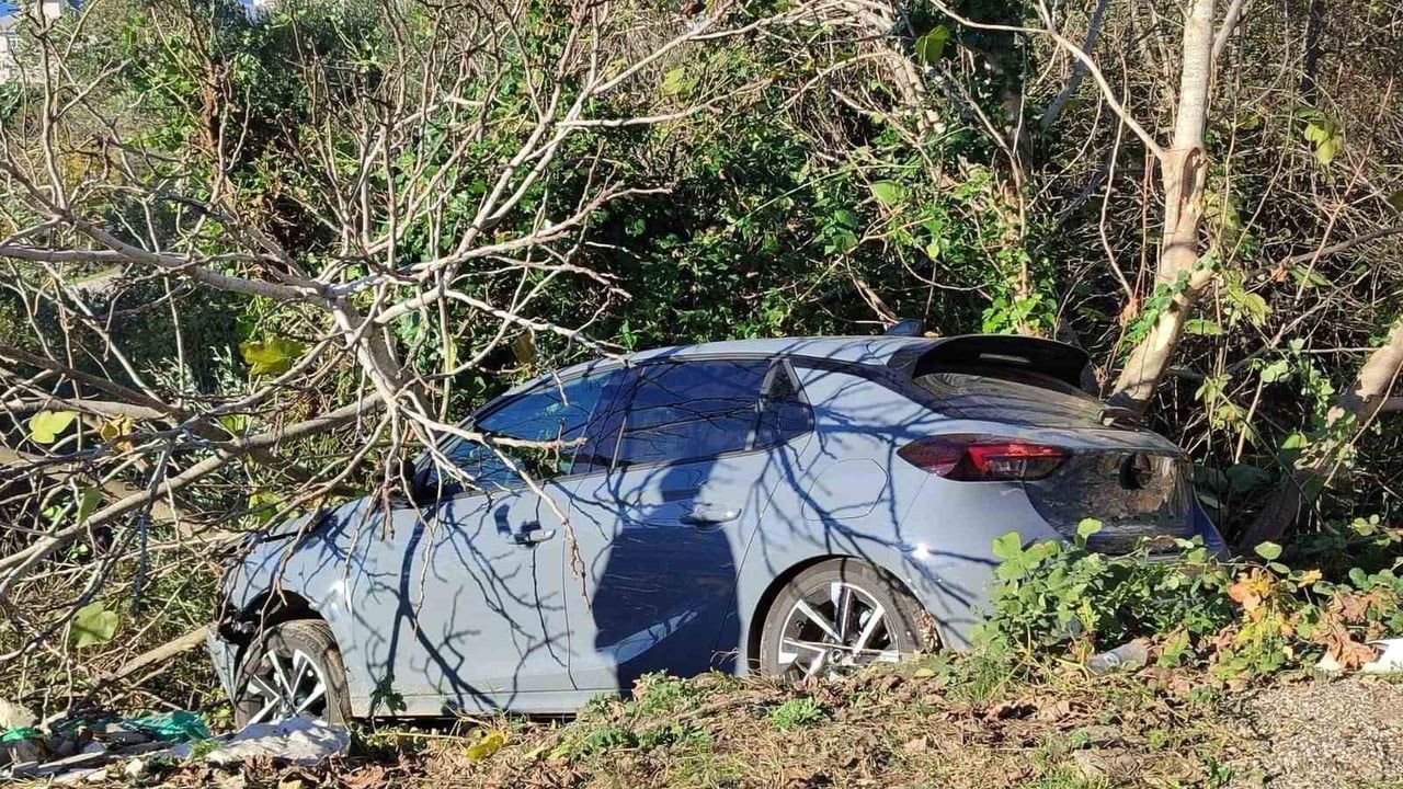 Sinop’ta otomobil ağaçlık alana devrildi: Sürücü yaralandı