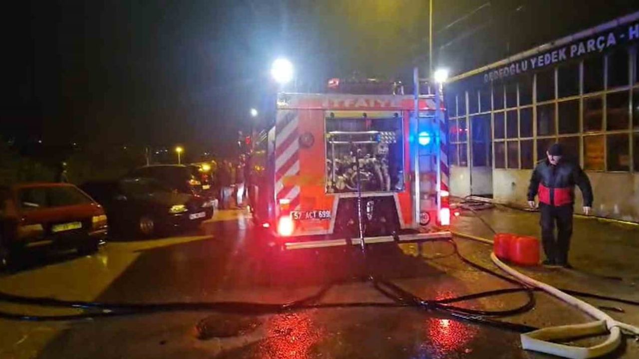 Sinop'ta otomobil yangını sanayi sitesindeki iş yerine sıçradı