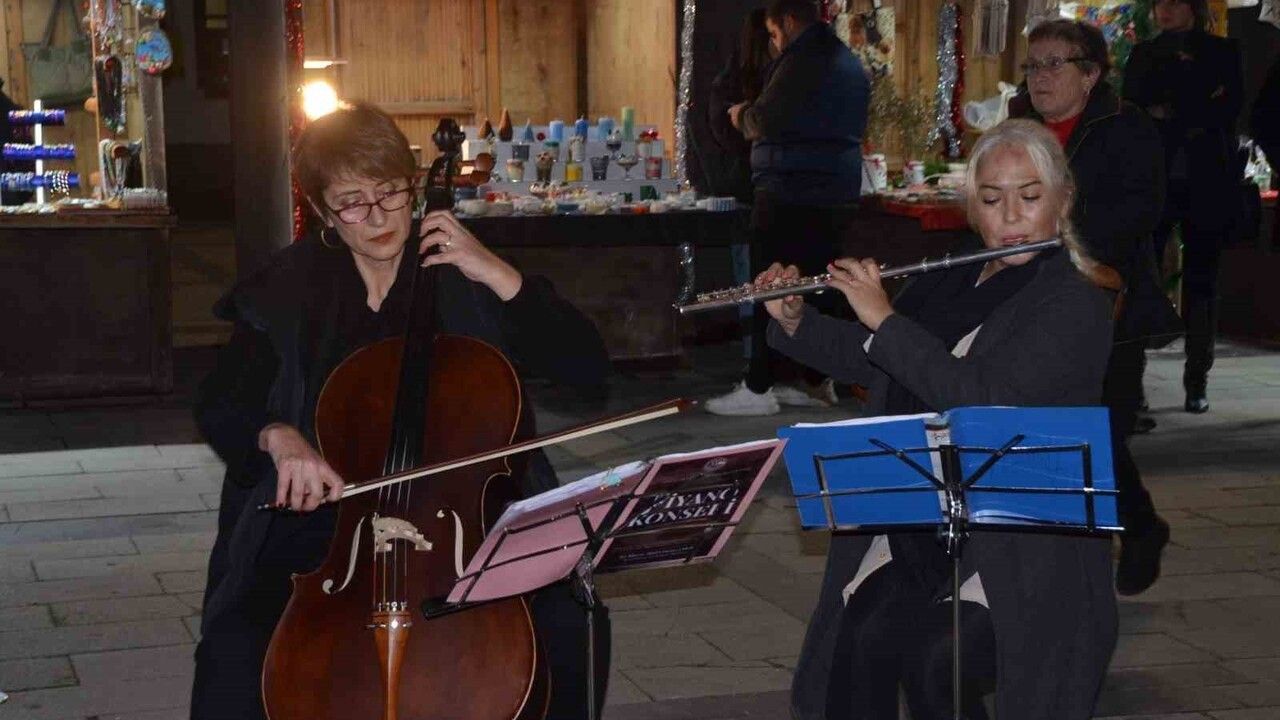 Sinop’ta Yılbaşı Pazarı Uğur Mumcu Meydanı’nda Açıldı