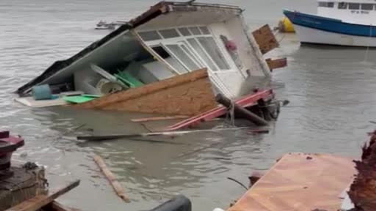 Sinop Türkeli'de şiddetli fırtına Helaldı Limanı'ndaki balıkçı barınağını vurdu