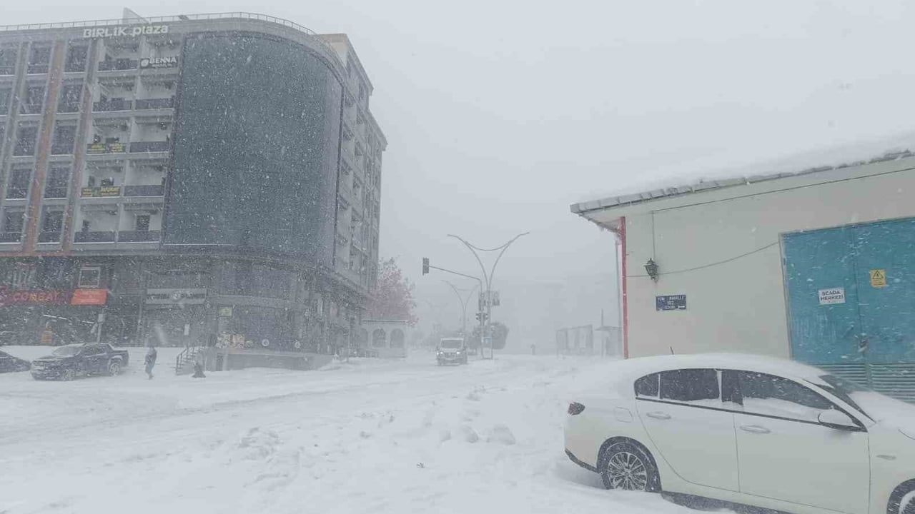 Şırnak Belediyesi'nden kar uyarısı: Mümkünse yola çıkmayın