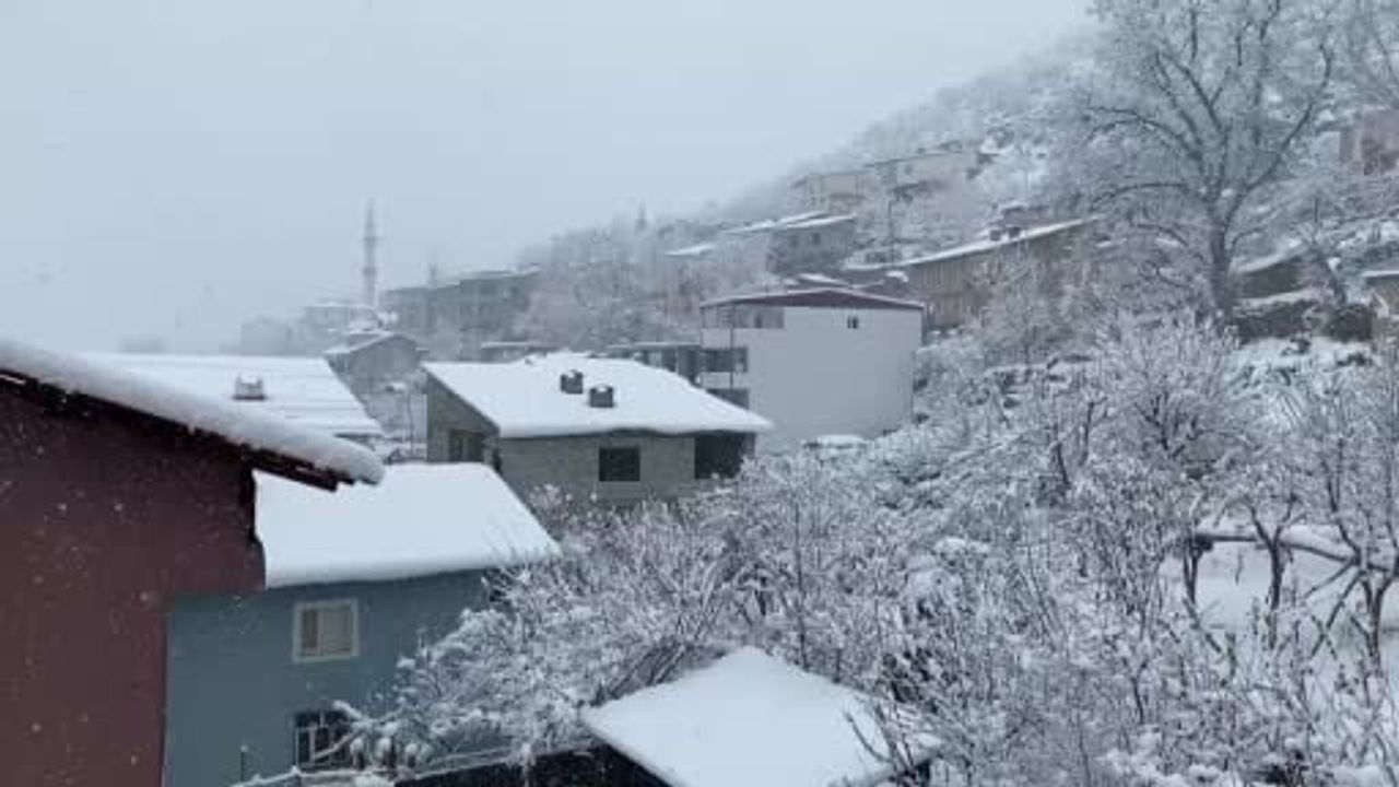 Şırnak beyaza büründü: Beytüşşebap'ta kar 1 metreyi aştı