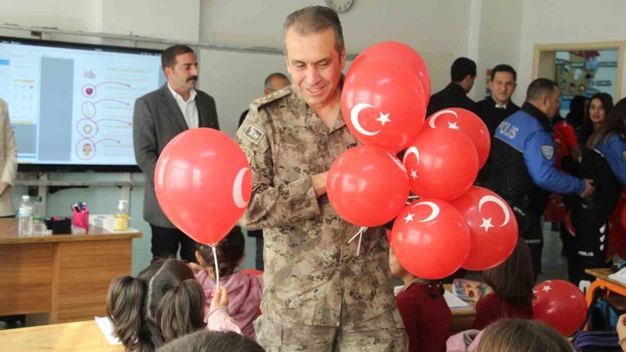 Şırnak Emniyet Müdürü Volkan Sazak’tan Şehit Şafak Evran İlkokulu’na sürpriz ziyaret