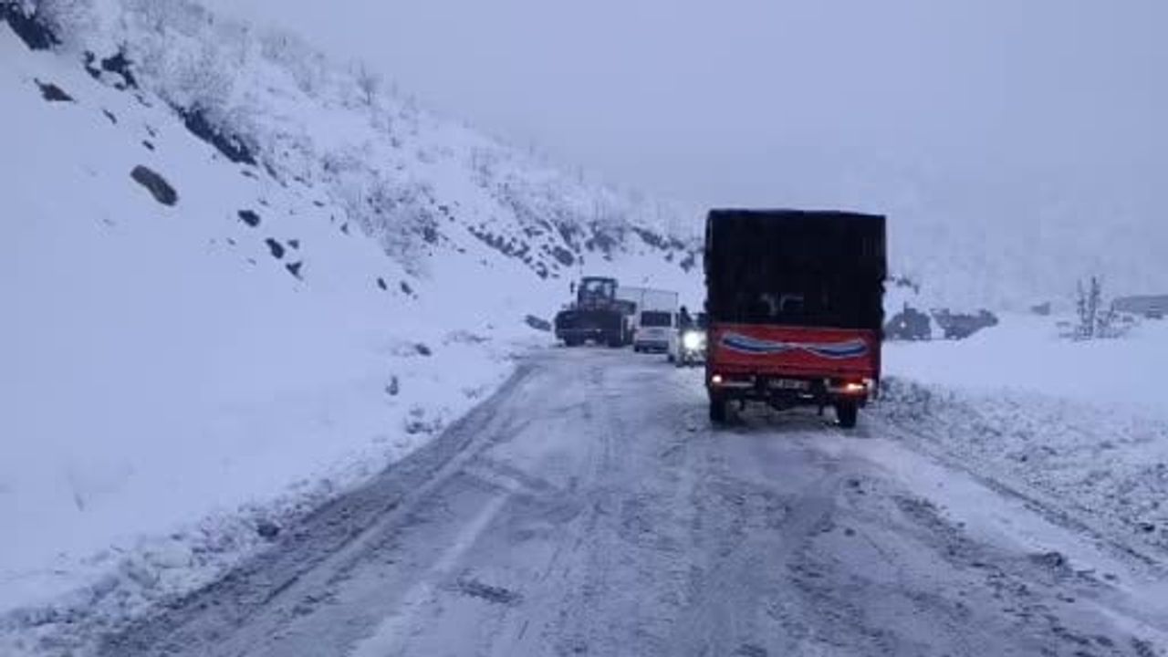 Şırnak-Hakkari karayolu ulaşıma kapandı: Beton Pınar’da araçlar mahsur