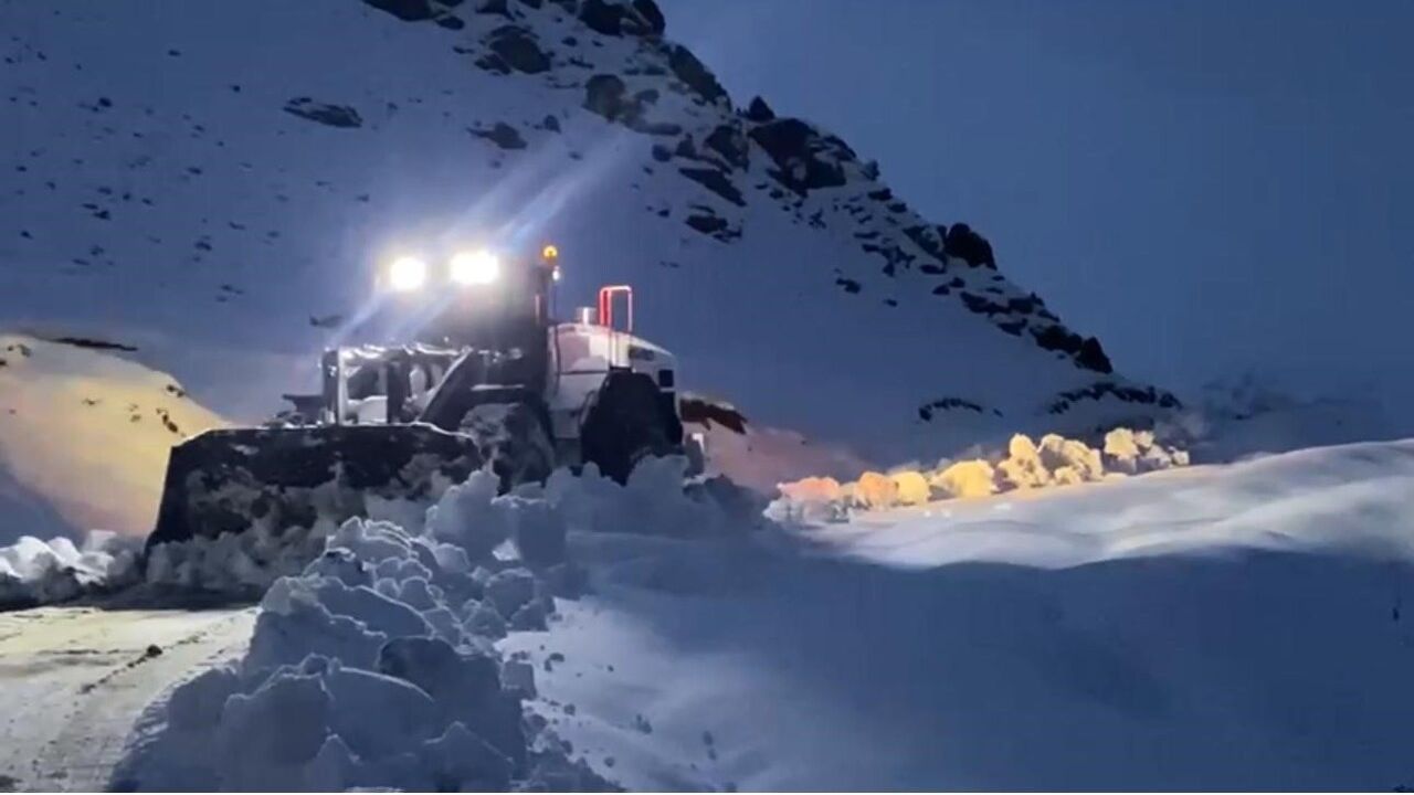Şırnak’ta kar esareti sürüyor: Kato Dağı yolları açılıyor