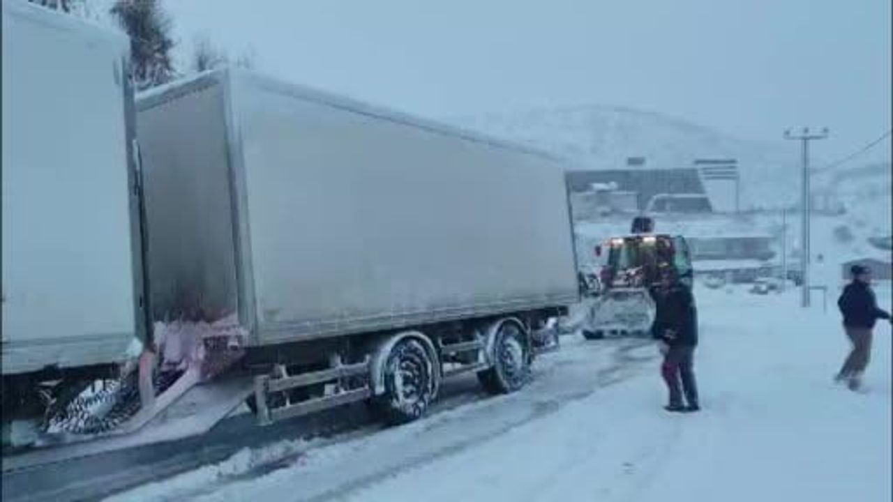 Şırnak’ta kar nedeniyle mahsur kalanlar belediye ekiplerince kurtarıldı