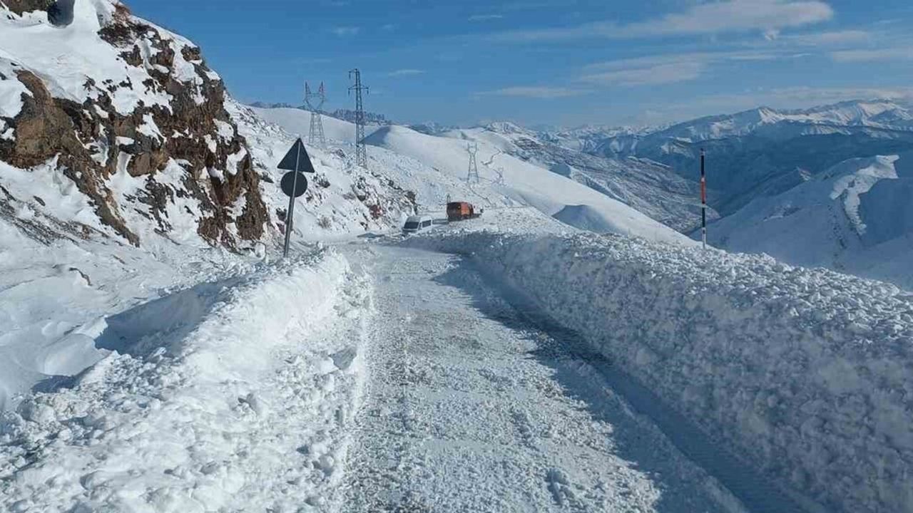 Şırnak’ta karda mahsur kalan 12 kişi 3 saatte kurtarıldı