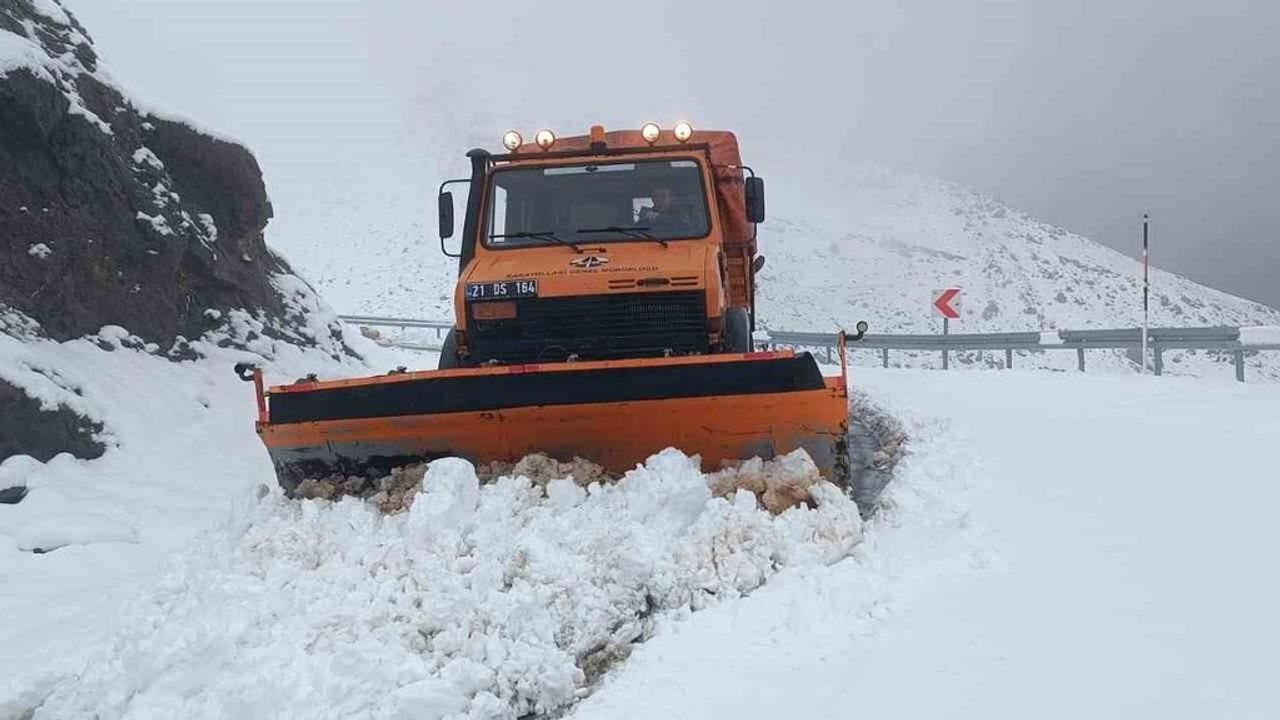 Şırnak'ta karla mücadele sürüyor, yollar açılıyor