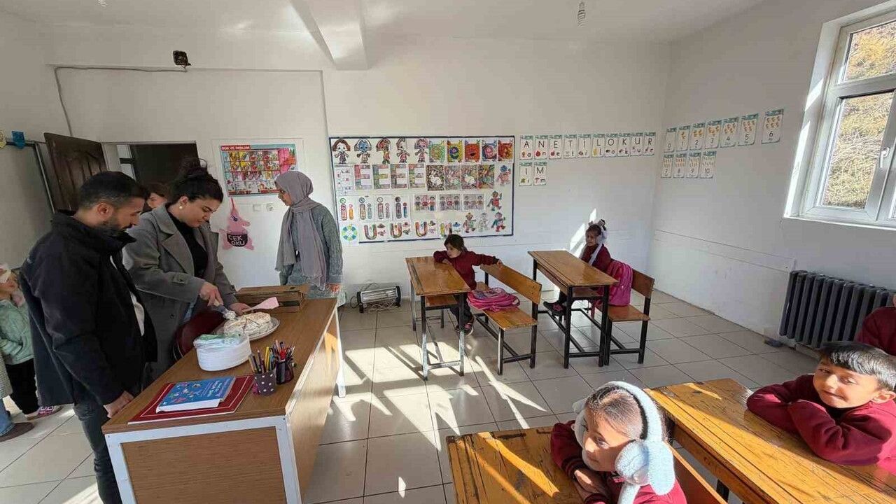 Şırnak'ta sınırdaki öğrencilere pasta sürprizi